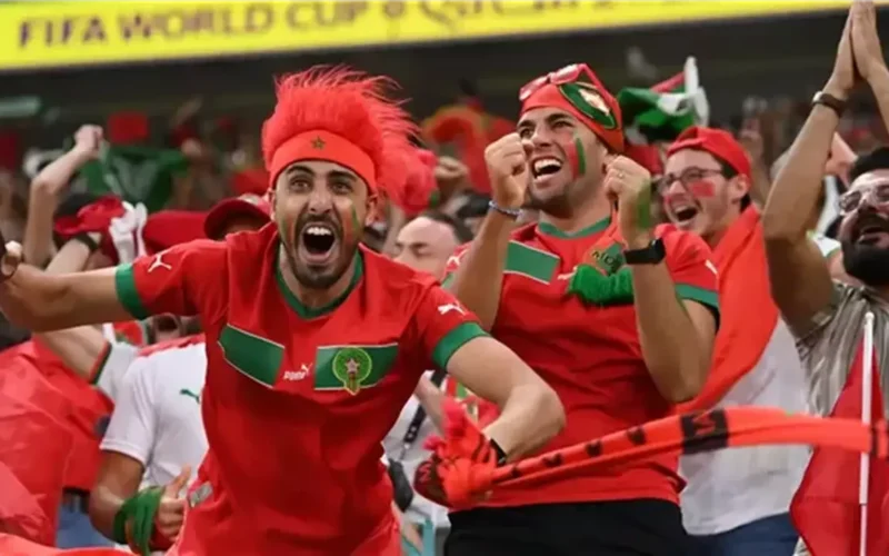 جماهير مغربية تفاجئ الجميع.. رفع أعلام نيجيريا في دعم غير مسبوق